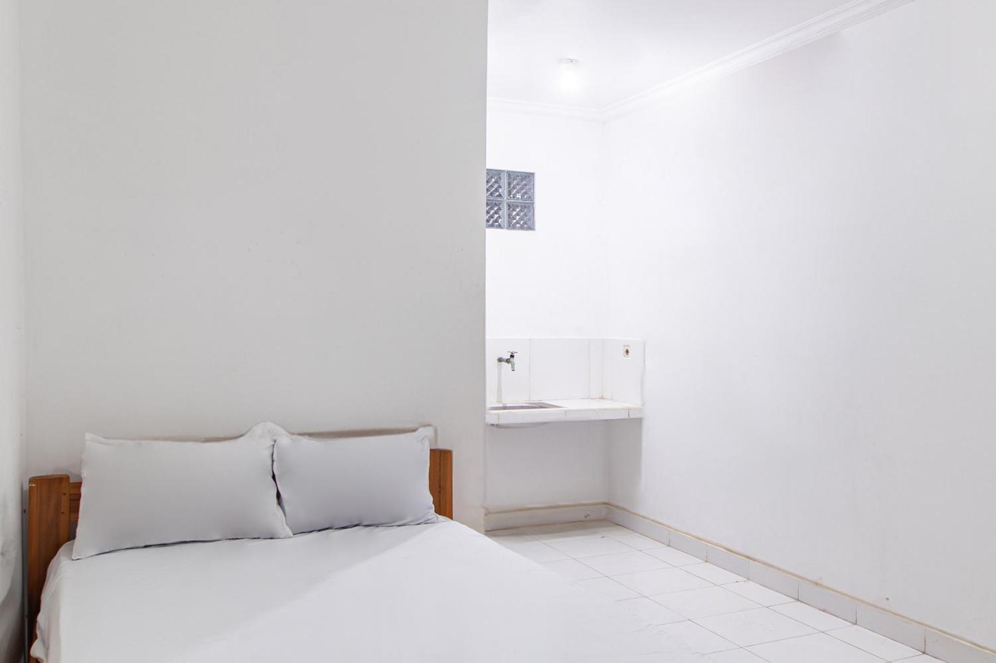 Oyo Life 93504 Kost Krisna 호텔 테무쿠스 외부 사진