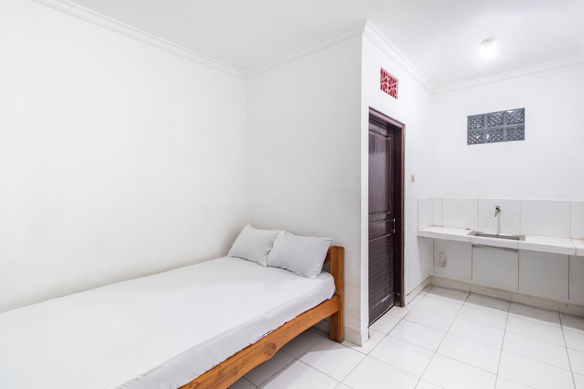 Oyo Life 93504 Kost Krisna 호텔 테무쿠스 외부 사진