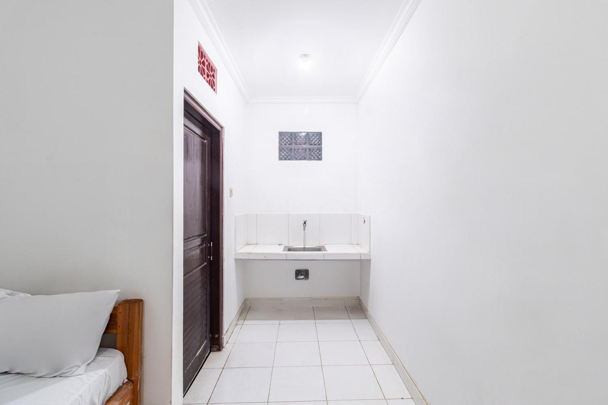 Oyo Life 93504 Kost Krisna 호텔 테무쿠스 외부 사진