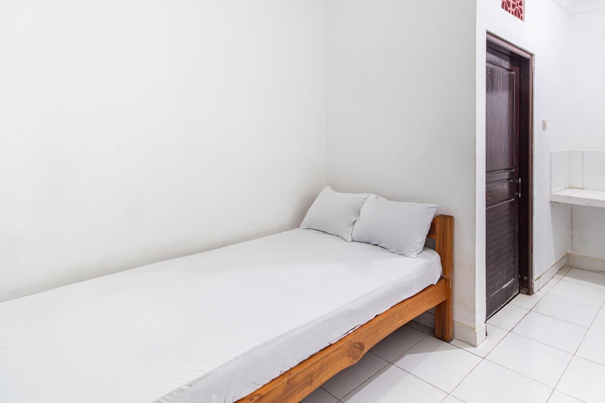 Oyo Life 93504 Kost Krisna 호텔 테무쿠스 외부 사진