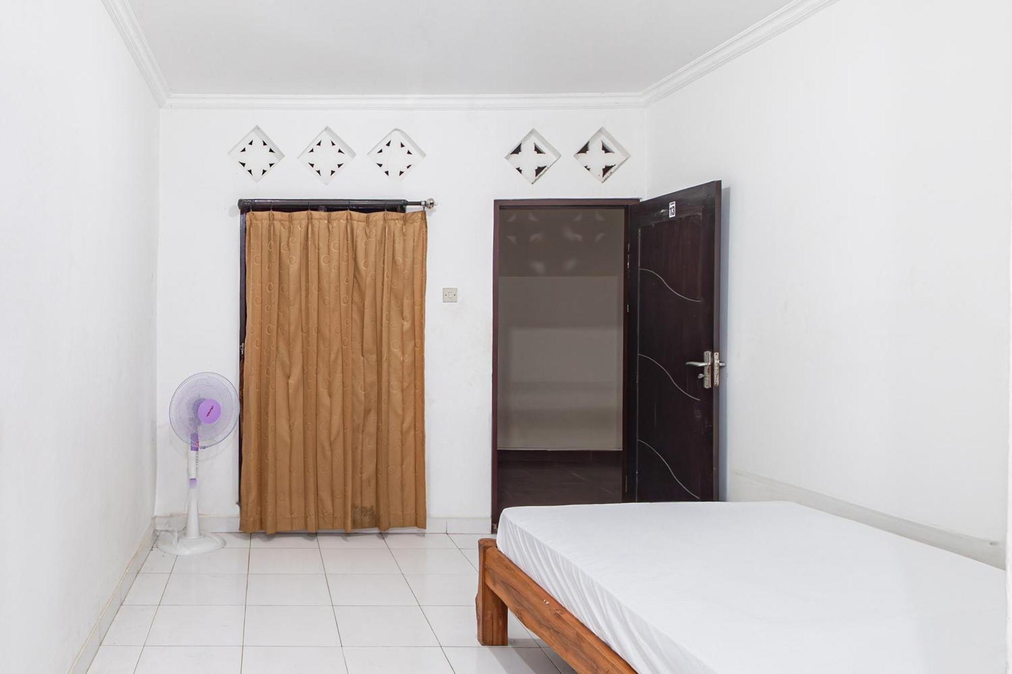 Oyo Life 93504 Kost Krisna 호텔 테무쿠스 외부 사진