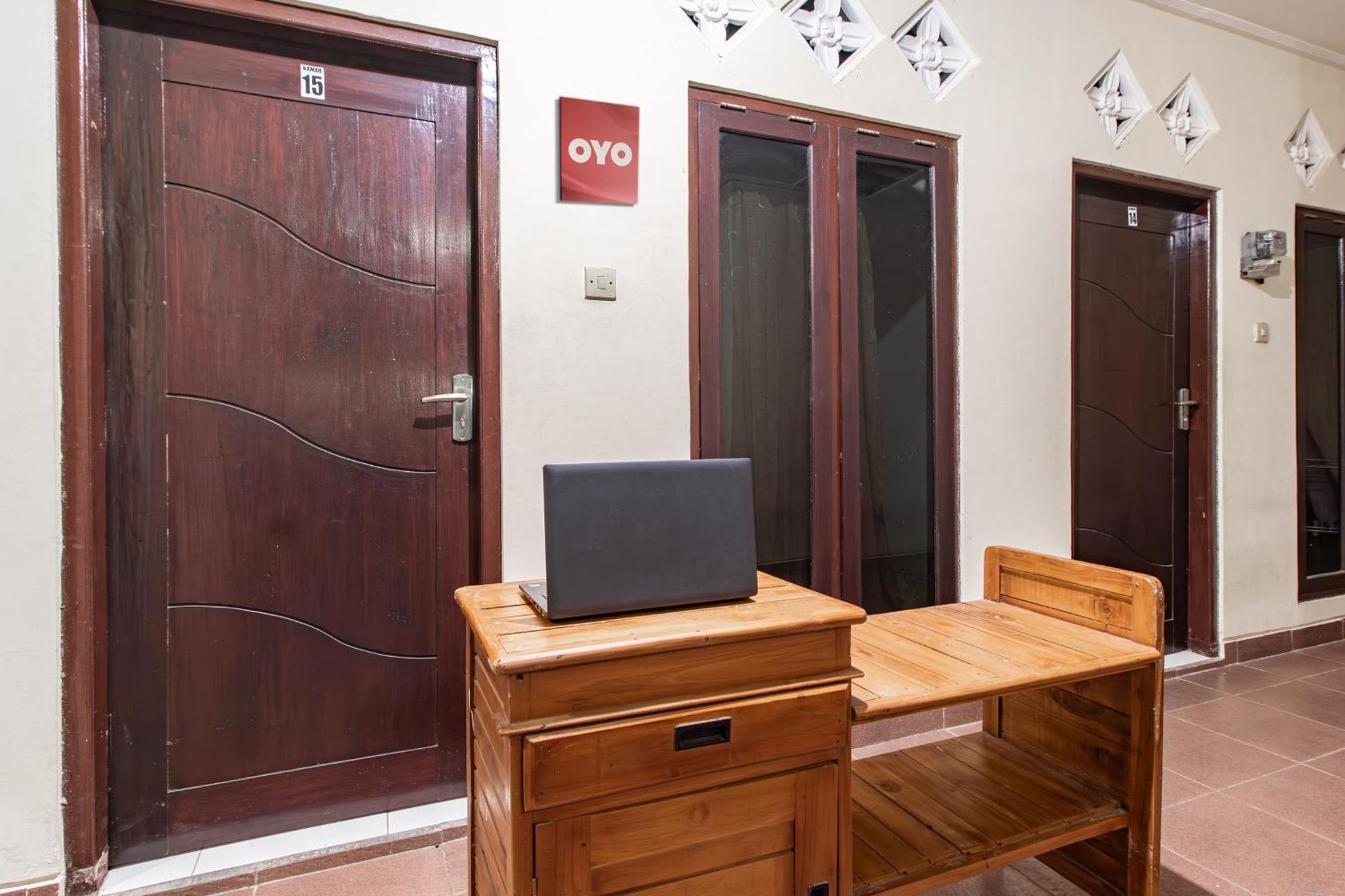 Oyo Life 93504 Kost Krisna 호텔 테무쿠스 외부 사진