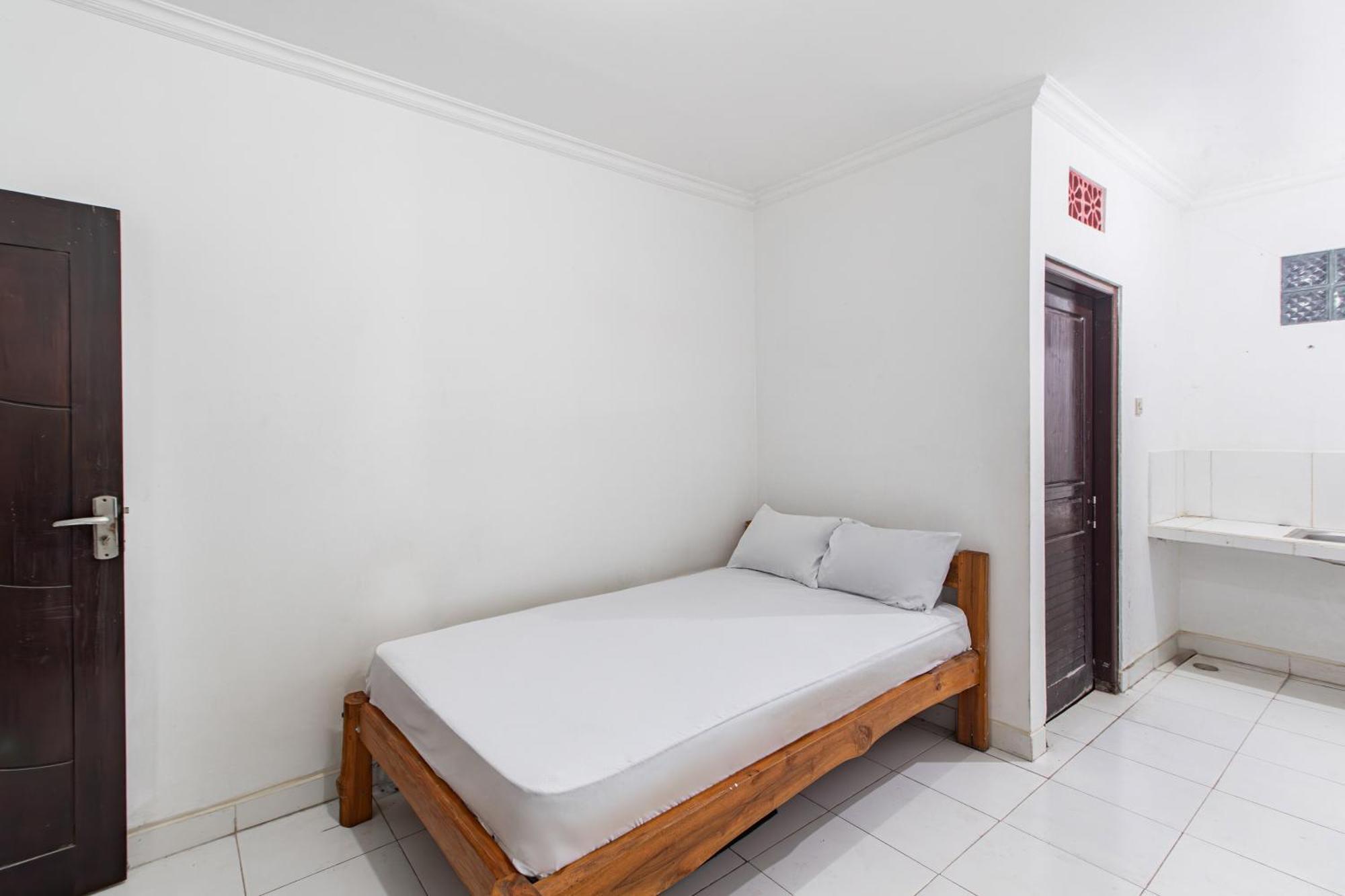Oyo Life 93504 Kost Krisna 호텔 테무쿠스 외부 사진
